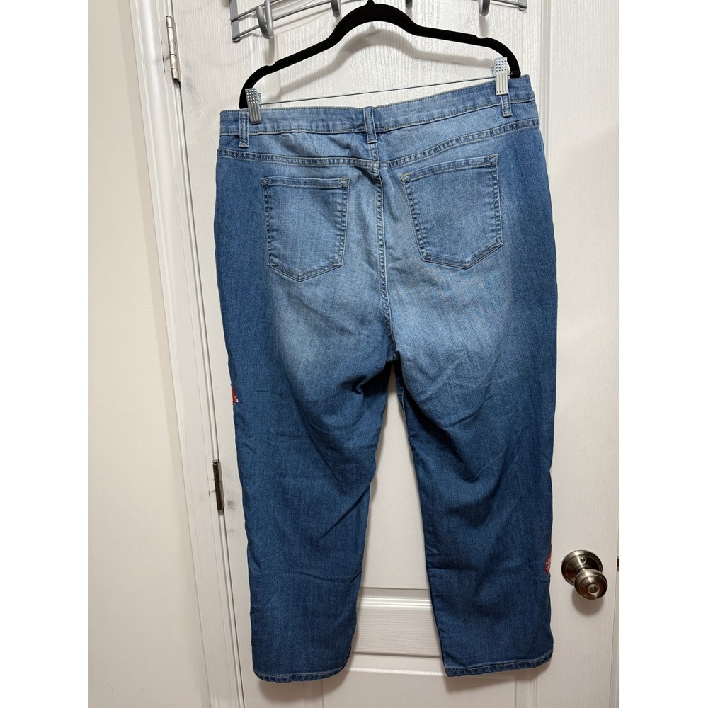 Westport Signature Fit Boyfriend Jeans Womens 18W Blue Floral Embroidered Crop - Picture 2 of 16